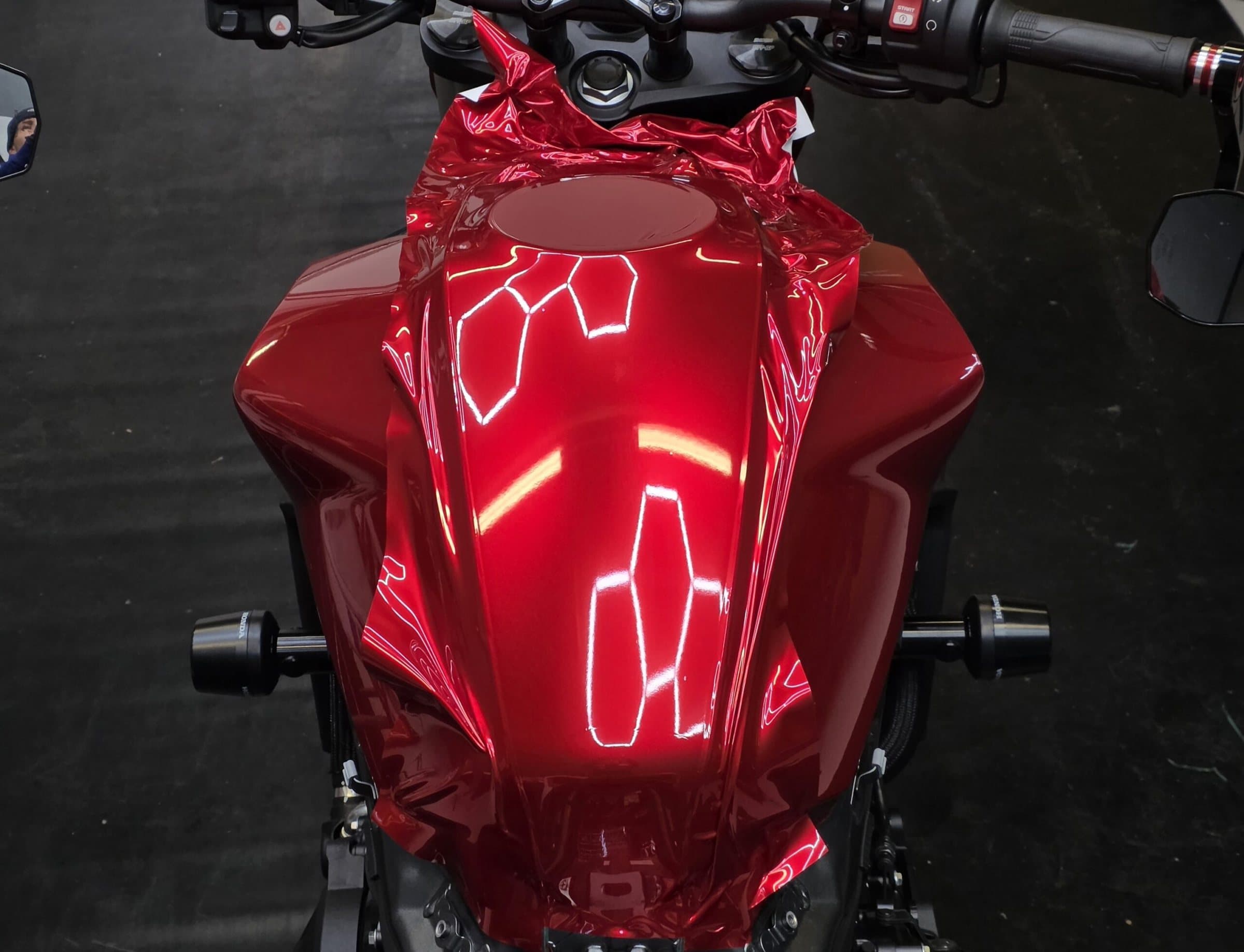 Covering moto réalisé par CreaWrap à Genève