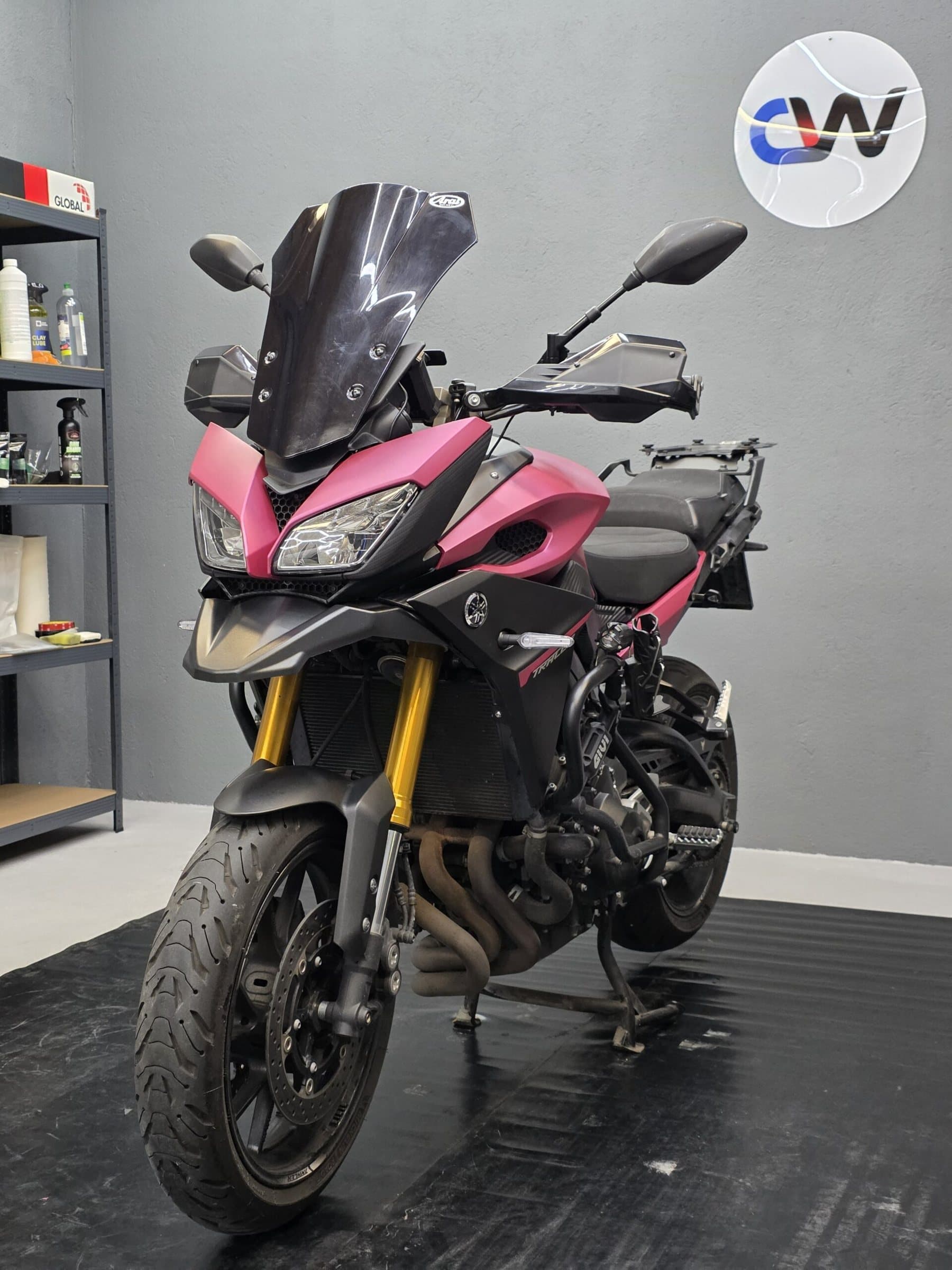 Yamaha Tracer · rose, covering moto par CreaWrap à Genève
