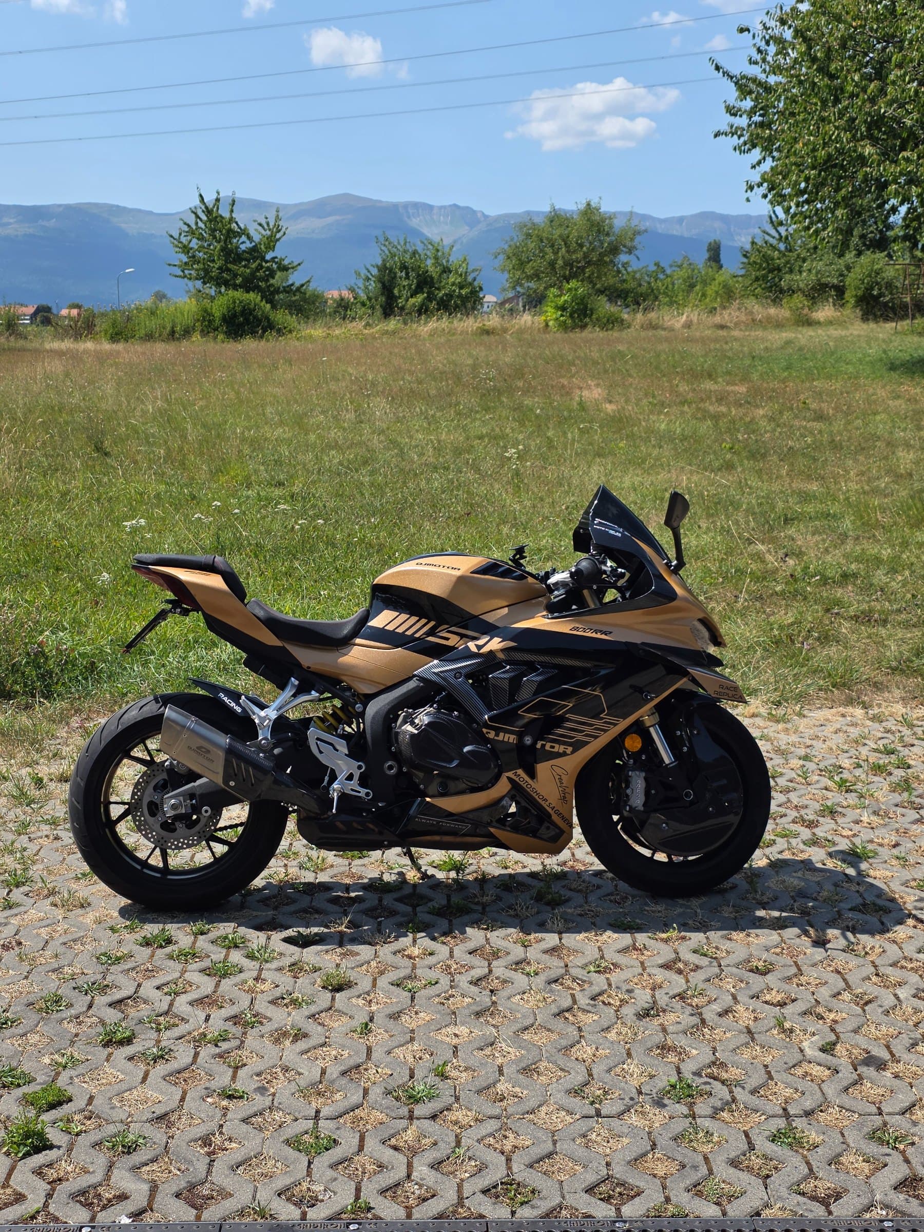 SRK800RR - Or pailleté, covering moto par CreaWrap à Genève